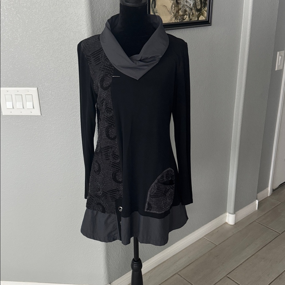 Fleur de Lis Collection Black and Gray Long-Sleeve Cowl Neck Tunic Dress